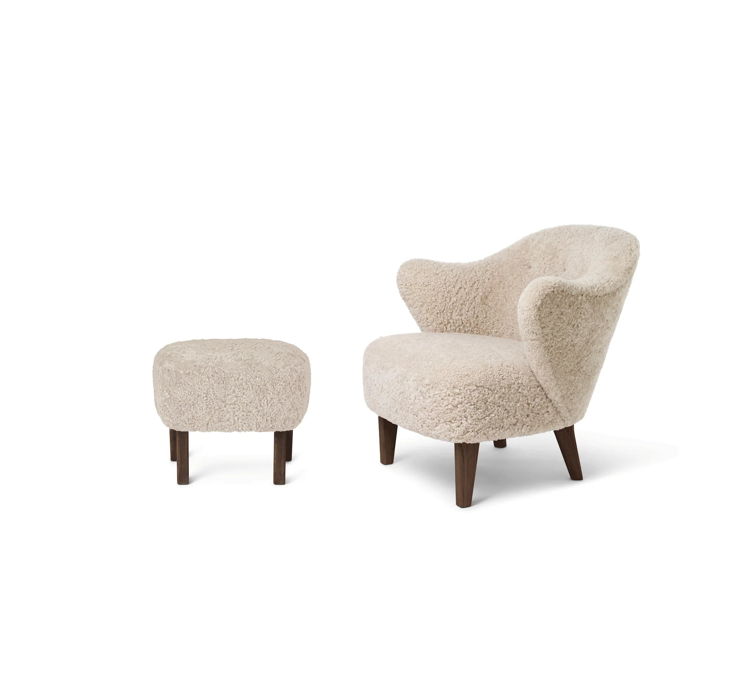 Audo Copenhagen | Ingeborg Lounge Chair med Ottoman/skammel – Sheepskin