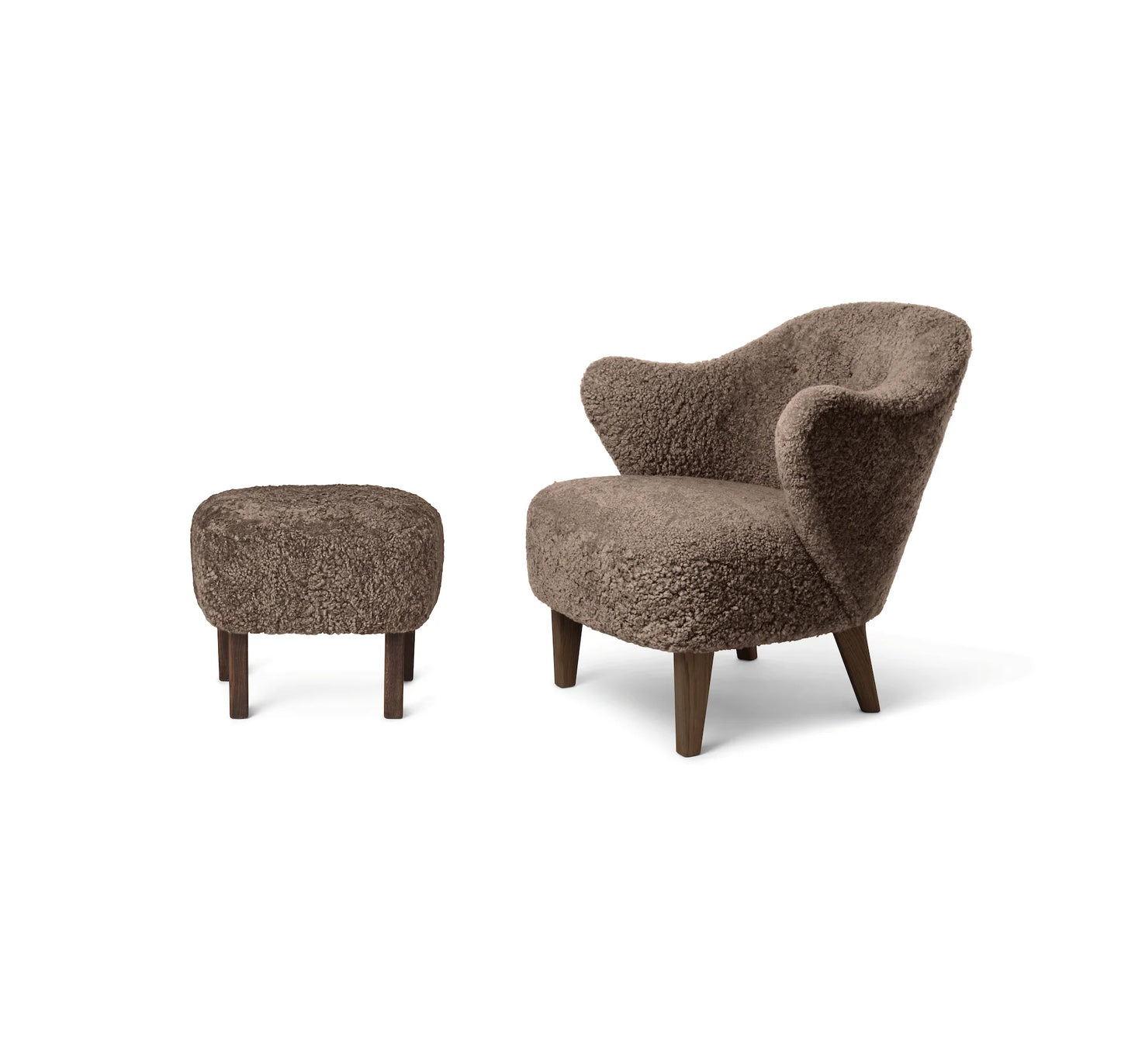 Audo Copenhagen | Ingeborg Lounge Chair med Ottoman/skammel – Sheepskin