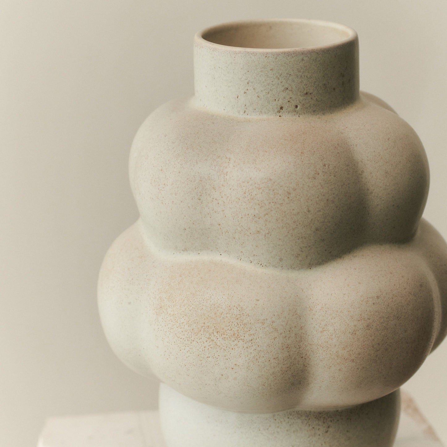 LOUISE ROE | Balloon vase ceramic - Petite 18 cm - Online Lagersalg