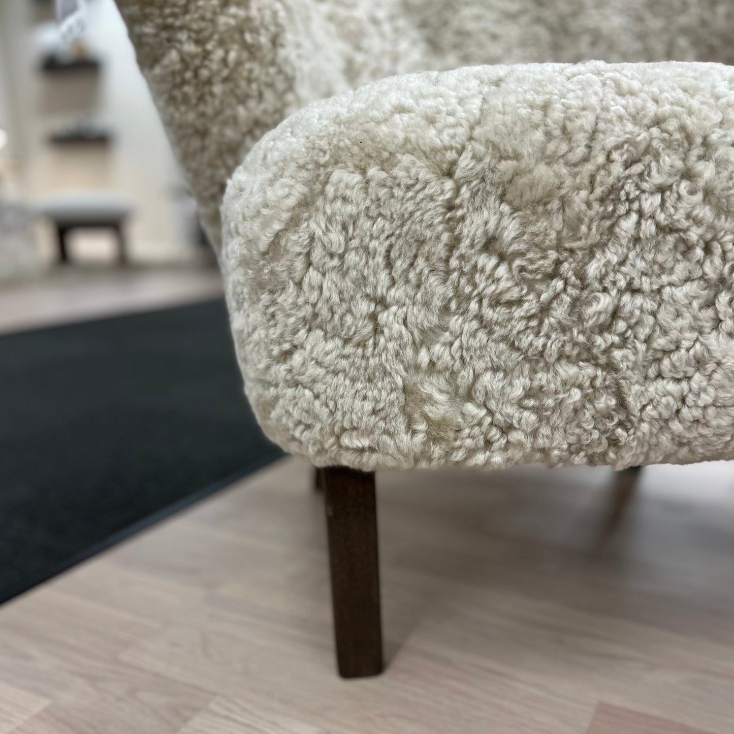 Audo Copenhagen | Ingeborg Lounge Chair – Sheepskin - udstillingsmodel