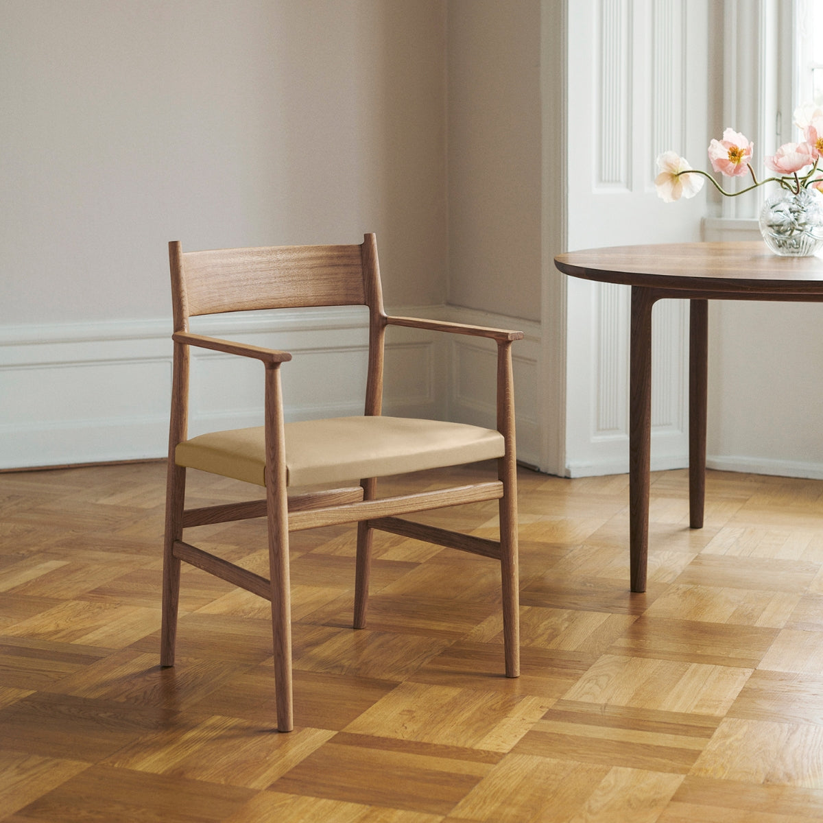 Brdr. Krüger | Arv Chair With Armrest, Solid Backrest - Weaved Seat - Bolighuset Werenberg