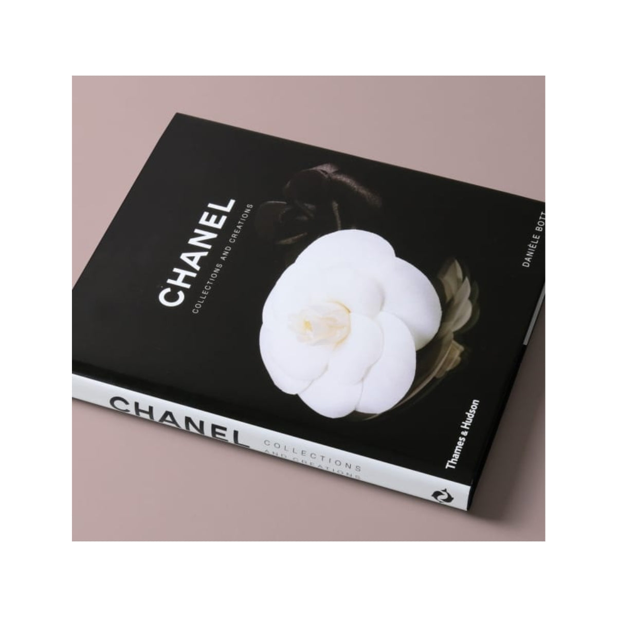 New Mags | CHANEL: Collections and Creations - Bolighuset Werenberg